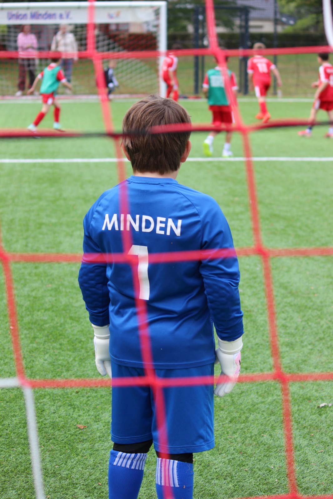 Junger Torwart im Minden-Trikot vor dem Tor